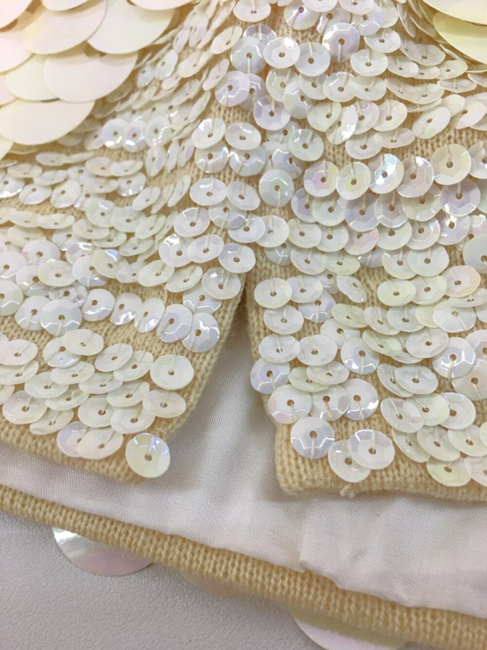✨ Vintage 60s Hand Beaded Sequin Wool Top Ivory Iridescent Paillette Tank ✨ - Picture 3 of 9